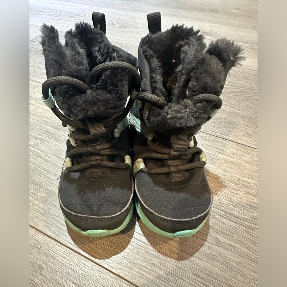 Nike Roshe One toddler girl sneaker snow boots - Picture 2 of 6